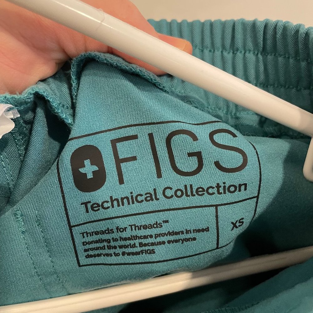 Figs Marine scrubs : Top (XXS) and Bottom (XS)